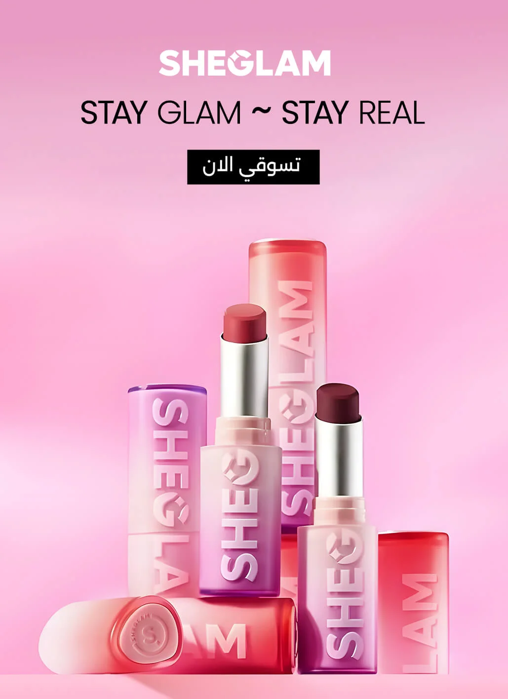 مجموعة من أحمر الشفاه من SHEGLAM معروضة على خلفية متدرجة باللون الوردي. تحتوي العبوات على تصميم حديث بتدرجات الألوان وخطوط بارزة. يظهر نص 