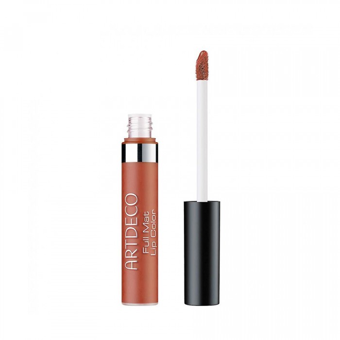 Lets get matte! The creamy lip color easily applies in a very matte, vibrant colorful finish. Its smooth texture is highly pigmented and thus perfectly opaque. The light formula dries quickly to a matte finish and is ve | Veela Beauty Lets get matte | فييلا بيوتي