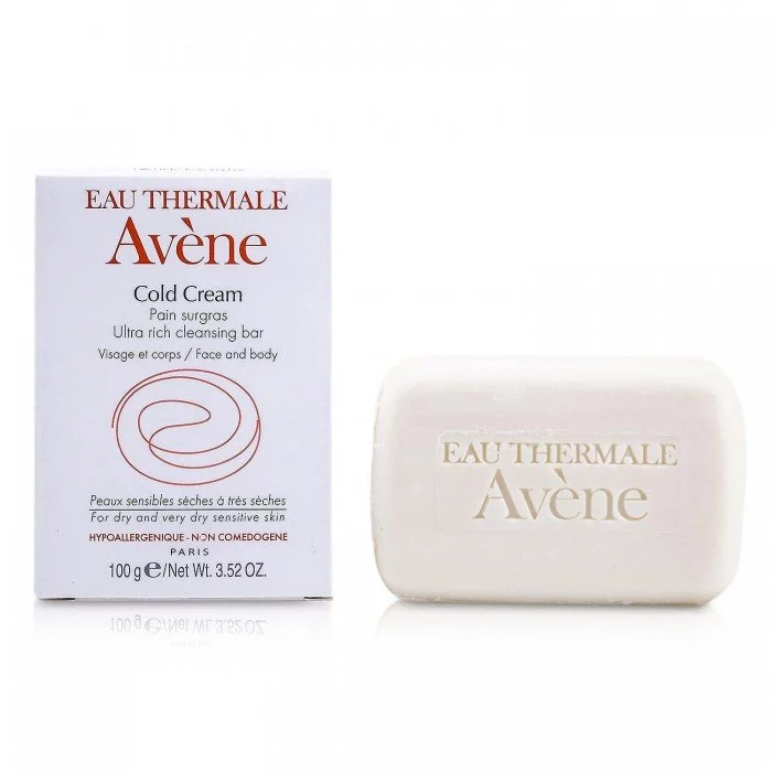 شريط Avene Cold Cream Ultra Rich Cleansing Bar اللطيف للغاية مناسب تمامًا لاحتياجات تنظيف البشرة الحساسة. قاعدة التطهير اللطيفة والتركيبة المتوازنة PH تجعل تجربة التنظيف لطيفة. رغوة غنية ودسمة لا تجفف الجلد أو تجعله مشد | فييلا بيوتي شريط Avene Cold Cream Ultra Rich Cleansing Bar