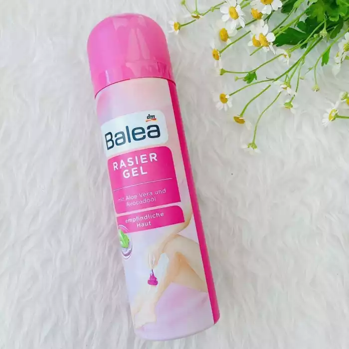 For sensitive skin Unparalleled gentle wet shave With aloe vera and avocado oil Rich moisturizing formula For an unparalleled gentle wet shave: Balea shaving gel soothes and protects the sensitive skin of the legs, armpi | Veela Beauty | فييلا بيوتي