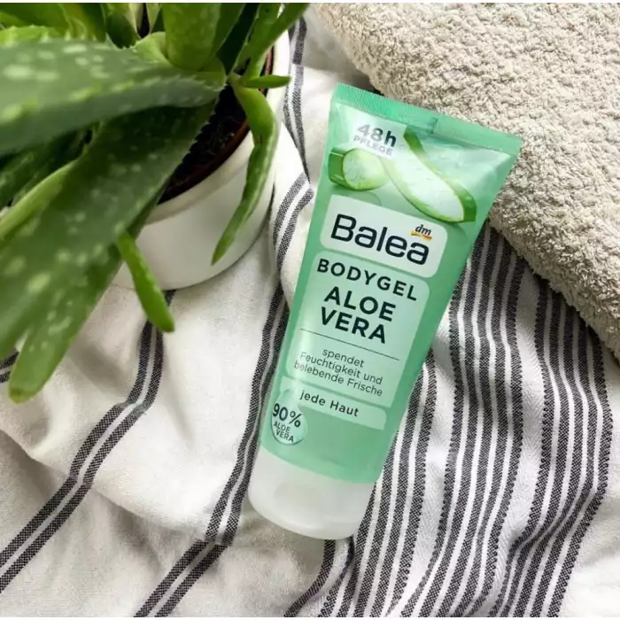 مع 90٪ Aloe Vera48 h care كل بشرة حتى بعد حمامات الشمس توافق الجلد مؤكد من قبل أطباء الجلد رفاهية طويلة الأمد للبشرة: يوفر لك Balea Bodygel Aloe Vera الخفيف مع Hydro-Tri-Complex ترطيبًا مكثفًا لمدة 48 ساعة. بفضل تركيبة ا | فييلا بيوتي مع 90٪ Aloe Vera48 h care كل بشرة حتى بعد