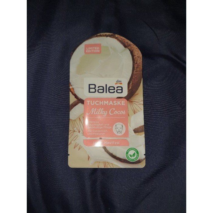 Thanks to the formulation with coconut milk and hyaluron, the vegan mask provides intensive moisture and prevents dehydration. In addition, wrinkles are softened and visibly plumped up. The mask made of biodegradable mat | Veela Beauty Thanks to the formulation with coconut milk and hyaluron