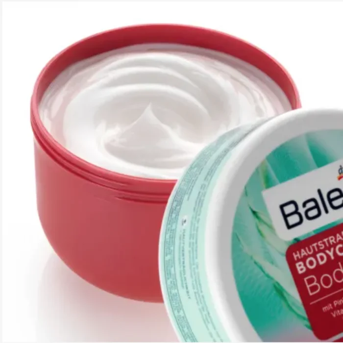 ثبت أن كريم الجسم Balea BodyFIT لشد الجلد يساعد على تنعيم سطح الجلد. يحسن مركب المكونات النشطة المبتكرة مع Pink Pepper Slim وفيتامين C والكافيين والأعشاب البحرية بشكل فعال من تماسك الجلد في مناطق المشاكل والمظهر العام لل | فييلا بيوتي ثبت أن كريم الجسم Balea BodyFIT لشد