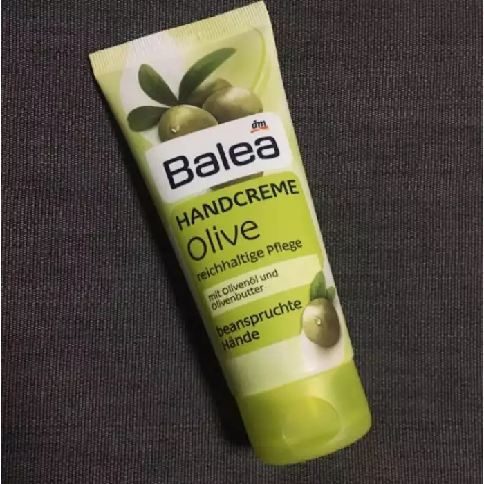 Rich careFor stressed handsWith olive oil and olive