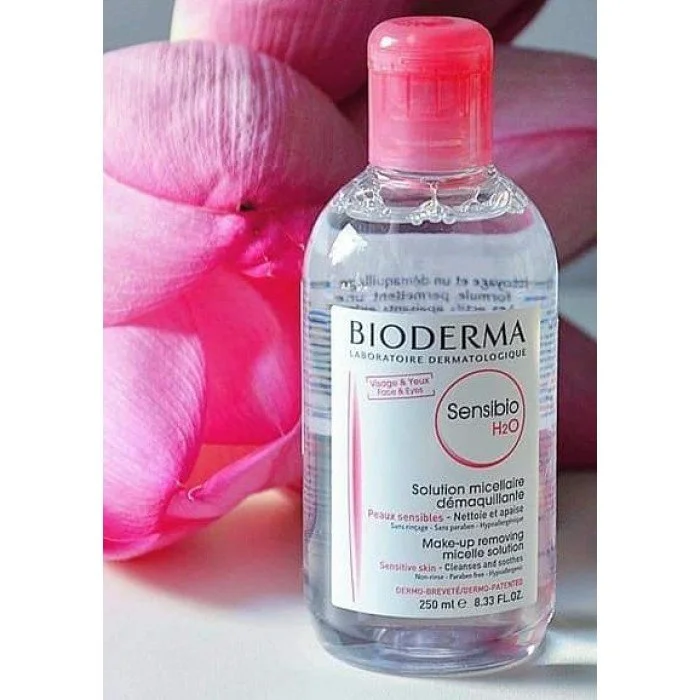Gently cleanse your sensitive, normal to dry skin with the Bioderma Sensibio H2O, an ultra-mild, non-rinse micellar water cleanser and make-up remover. Created to suit the needs of those who experience skin irritation a | Veela Beauty Gently cleanse your sensitive, normal to dry skin with the