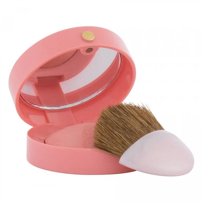 Built-in mirror and brush For a healthy blush Baked technology formula ensures that the blush impeccably blends with the skin Resistant to breakage thanks to the manufacturing process With a beautiful, sensual rose s | Veela Beauty | فييلا بيوتي