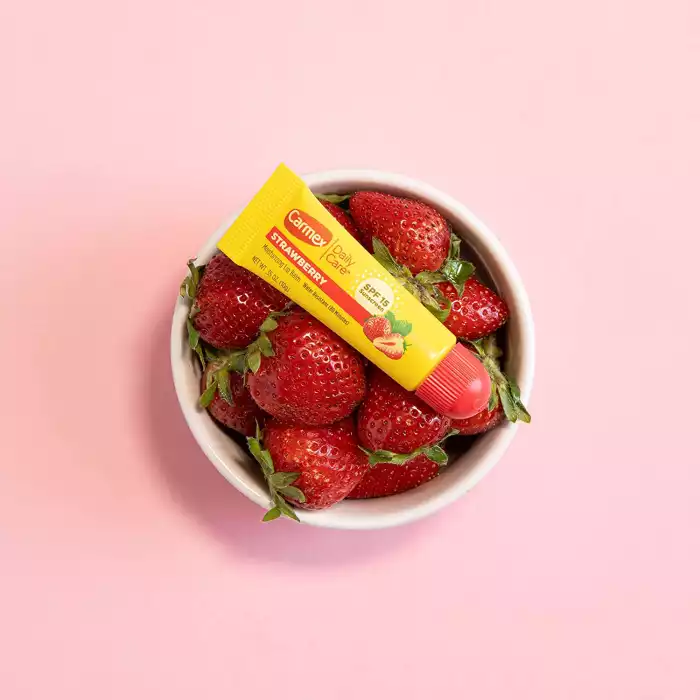 تعمل تركيبة Carmex الفريدة على تلطيف وترطيب وتلطيف الشفاه ، مما يؤدي إلى شفاه ناعمة وصحية المظهر. أنبوب قابل للعصر ، سهل التطبيق ، بنكهة الفراولة يرطب الشفاه الجافة المتشققة ويخففها ، واقي من الشمس SPF15. كارميكس والعصي. | فييلا بيوتي تعمل تركيبة Carmex الفريدة على