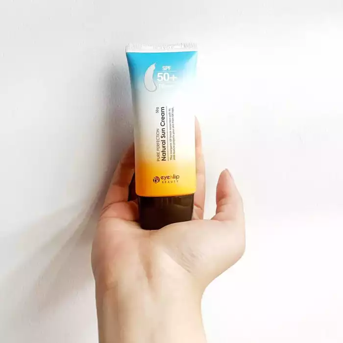 Contains botanical extracts to moisturize the skin | Veela Contains botanical extracts to moisturize the skin |