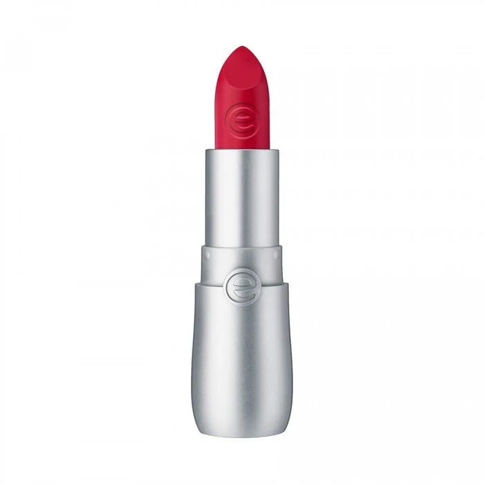 We love matte! The innovative texture unites matte colour with a pleasant feeling on the lips. Thanks to the high pigmentation, the lipstick has a strong colour-dispersion, while the creamy texture offers semi-matte resu | Veela Beauty We love matte | فييلا بيوتي