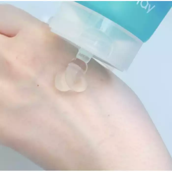 Farm Stay Hyaluronic Acid Multi Aqua Soothing Gel 200Ml جل هيالورونيك خفيف الوزن يعمل