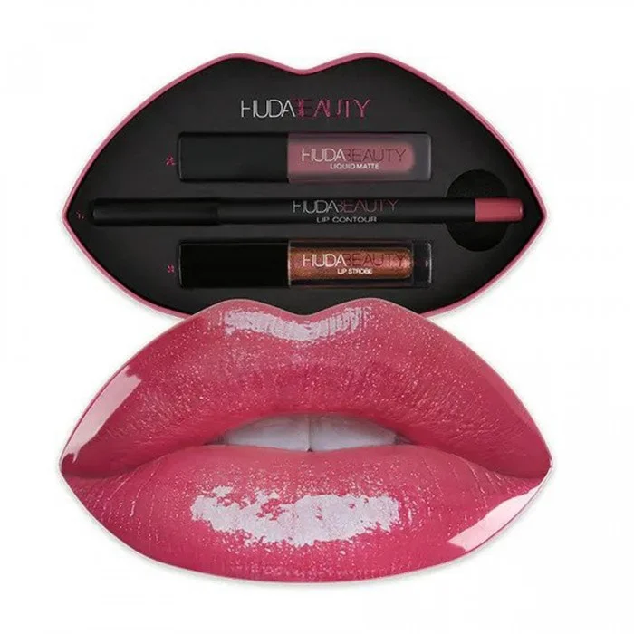 طقم ملمع شفاه ومحيط شفاه من هدى بيوتي برائحة الرمان المجموعة تشمل: محيط الشفاه بلون Silverfox. Liquid Matte بلون Silverfox. شفة ستروب ساحرة. | فييلا بيوتي طقم قلم محدد الشفاه وليب جلوس