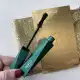 High definition eye kit composed of a panoramic volume effect mascara for multiplied eyelashes, an automatic eye pencil for the inside and outside of the eye as well as a pouch. The kit contains: - 1 Extra Sculpt Volume | Veela Beauty High definition eye kit composed of a panoramic volume