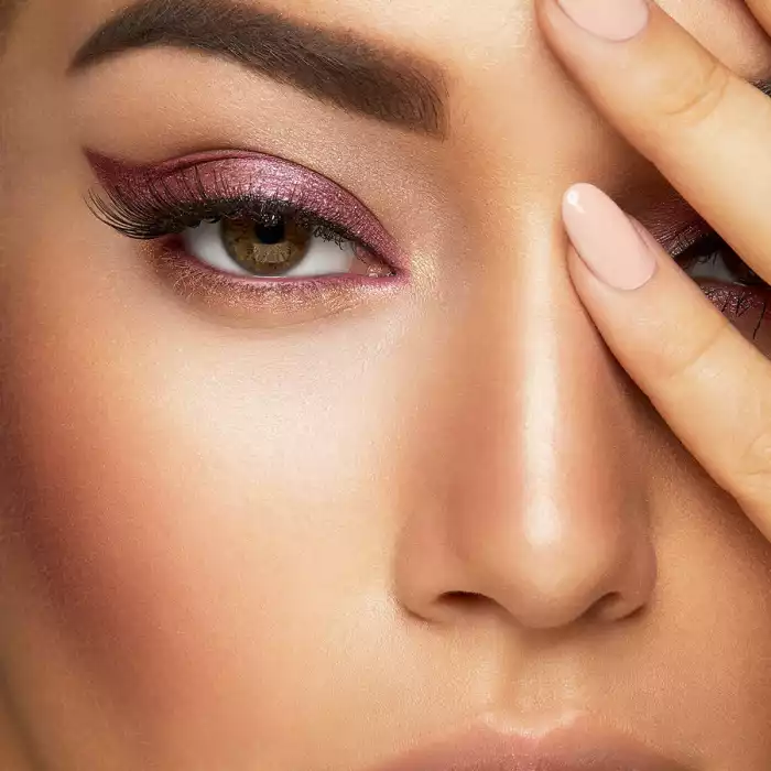قلم أحمر خدود مشع. التركيبة غنية بزيت الجوز الأفريقي وخلاصة الفستق الحلبي المهدئة. الملمس الناعم الكريمي يلتصق بالجلد بشكل لا تشوبه شائبة. يوفر المنتج مردودًا ممتازًا للألوان ويمزج بسهولة. لمسة ممتعة. التطبيق سهل ودقيق. | فييلا بيوتي قلم أحمر خدود مشع | فييلا بيوتي