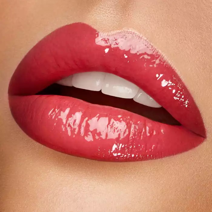 Long-lasting two-step liquid lipstick: an extraordinary combination of base colours and lip gloss with an intense and radiant finish. The colour is set onto the lips for a result that lasts up to 12 hours*. Base colour: | Veela Beauty Long-lasting two-step liquid lipstick: an extraordinary