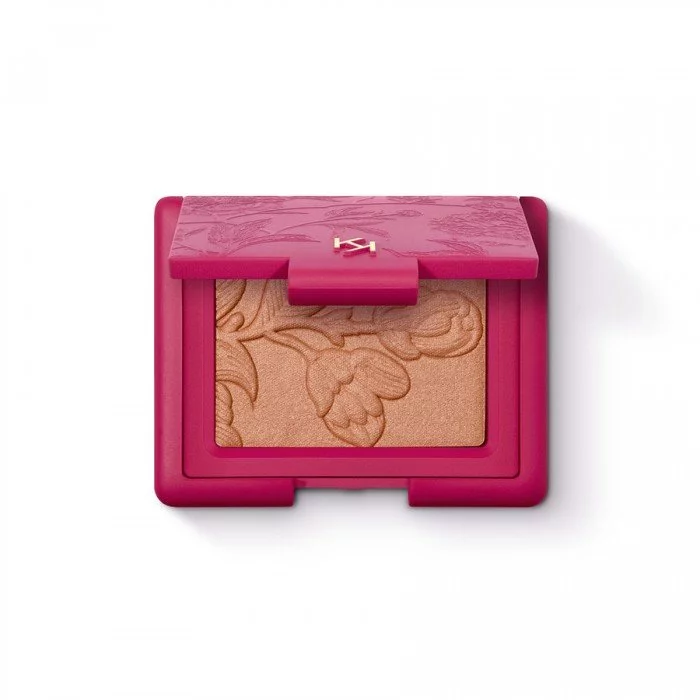 Kiko Charming Escape Silky Blush 01 Silky touch blush. Ideal for: revitalising the complexion with an irresistibly healthy glow – available in a natural or radiant version. It’s special because: -It’s enriched with oli | Veela Beauty Kiko Charming Escape Silky Blush 01 | فييلا بيوتي
