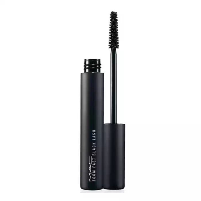 Deeply dark drama. Same as Zoom Lash, but with carbon black pigment. Saturates lashes with the richest black ever. Creamy, velvety formula builds density and conditions. Feels supple, light, flexible. Ultra-sculpted brus | Veela Beauty Deeply dark drama | فييلا بيوتي