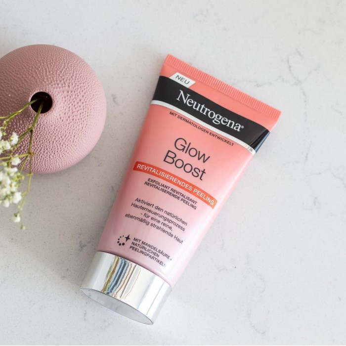 The Neutrogena Glow Boost Revitalising Exfoliation