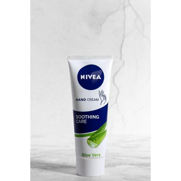 Aloe vera extracts provide the skin with the necessary vitamins and jojoba oil regenerates and refreshes it. The cream leaves the skin soft and supple even on very strained hands. It moisturizes intensely but does not le | Veela Beauty Aloe vera extracts provide the skin with the necessary