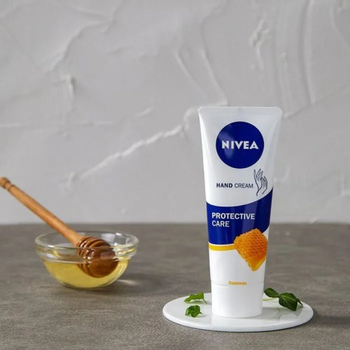 hand cream with beeswax provides intensive care and protection to the skin. The gentle and fast-absorbing formula nourishes the skin, strengthens its protective barrier, and protects it from negative effects from the e | Veela Beauty hand cream with beeswax provides intensive care and