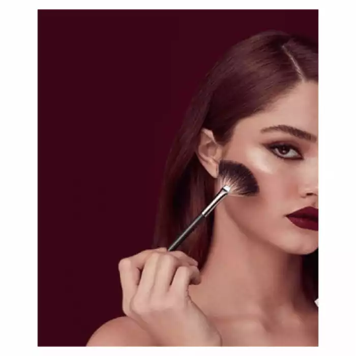 it contains 3 different shades, it is distinguished by its