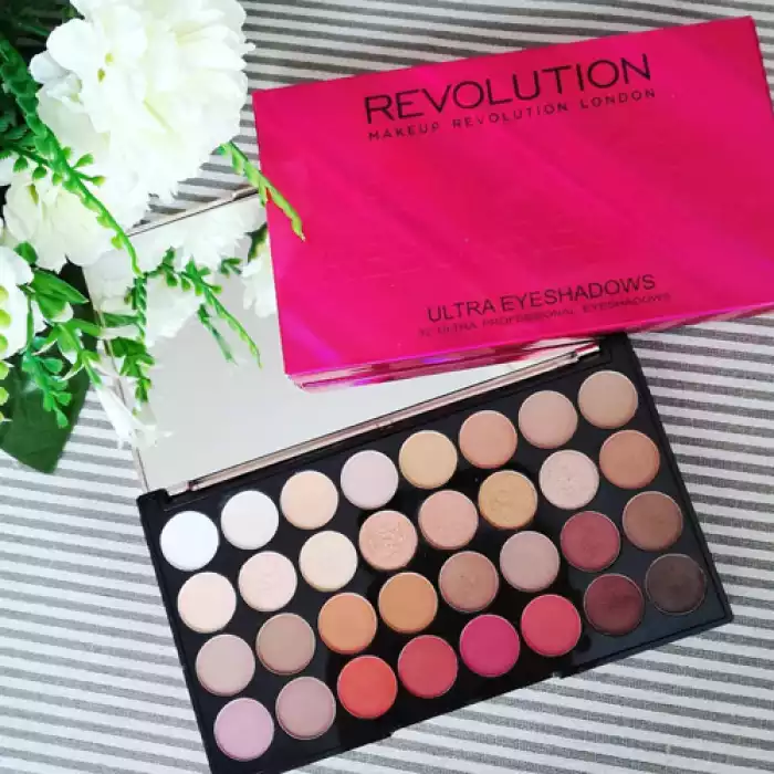 The wonderful new Flawless 3 eyeshadow palette includes 32 neutral shades with a matte or shimmery finish that you can use to create endless looks for a variety of occasions. Richly pigmented, the palette has a large mir | Veela Beauty The wonderful new Flawless 3 eyeshadow palette includes 32