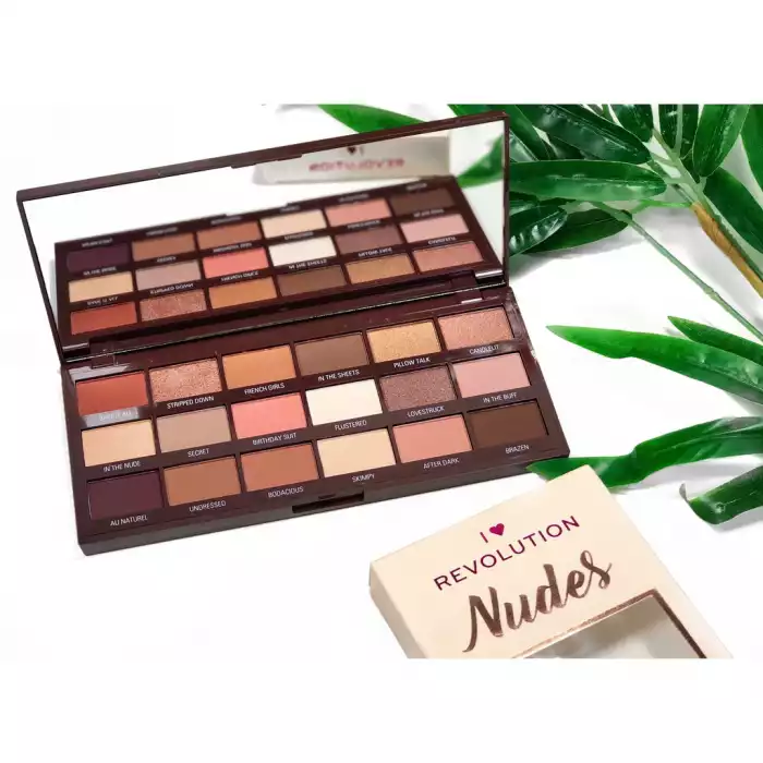 Makeup Revolution London I Heart Revolution Chocolate Nudes -I Heart Revolution adds to its famous range of chocolates- -Palette of earthy shades, 18 matte shades. -Shades range from earthy, neutral tones to bright bron | Veela Beauty Makeup Revolution London I Heart Revolution Chocolate