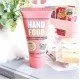 مدهش! الحائز على جائزة! منتجنا الصغير الأسطوري HAND FOOD ™ (الآن في عطر Sweet-lime SUGAR CRUSH ™ الذي لا يقاوم) هو كريم اليدين الأكثر مبيعًا من بوتس *. لذا ثق بنا ، أيتها الفتيات ، إذا كنت تريد أيادي ناعمة وممتعة ، فأنت | فييلا بيوتي مدهش | فييلا بيوتي