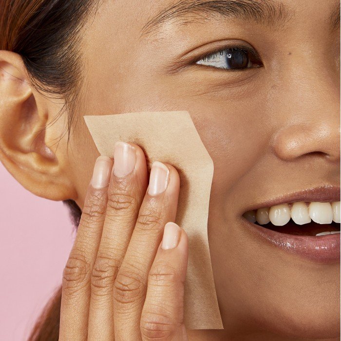WANT ALL-DAY PORE-FICTION AND TOTAL SATISFACTION? Blot Right Now™ Blotting Sheets are handbags ready for on-the-go touch-ups! These powder-free blotting sheets are suitable for all skin tones. With instant results and a | Veela Beauty | فييلا بيوتي
