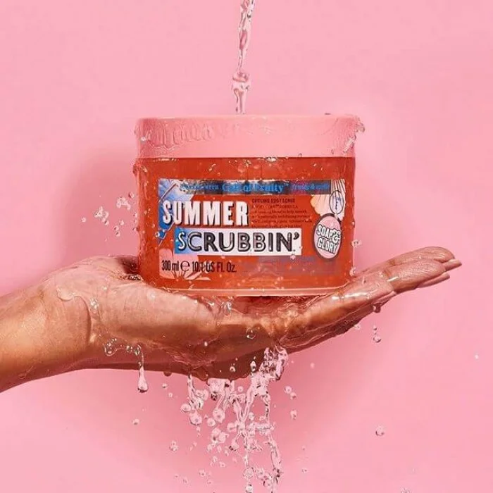 انقل نفسك إلى مكان أكثر غرابة مع الرائحة الاستوائية المحيرة لمقشر الجسم CALL OF FRUITY Summer Scrubbin ™ المنعش - المخصب بكرات الجوجوبا الوردية وقشرة جوز الهند المقشرة بشكل طبيعي لإزالة خلايا الجلد الميتة وتنعيم البشرة. | فييلا بيوتي انقل نفسك إلى مكان أكثر غرابة مع
