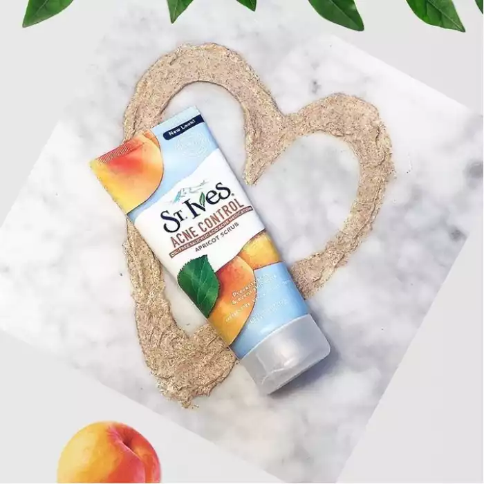 St. Ives Apricot Acne Control Face Scrub contains 100% natural walnut shell powder to deeply exfoliate for glowing skin. The 2% salicylic acid in this scrub helps prevent acne and can also help tackle maskne (acne cau | Veela Beauty St | فييلا بيوتي