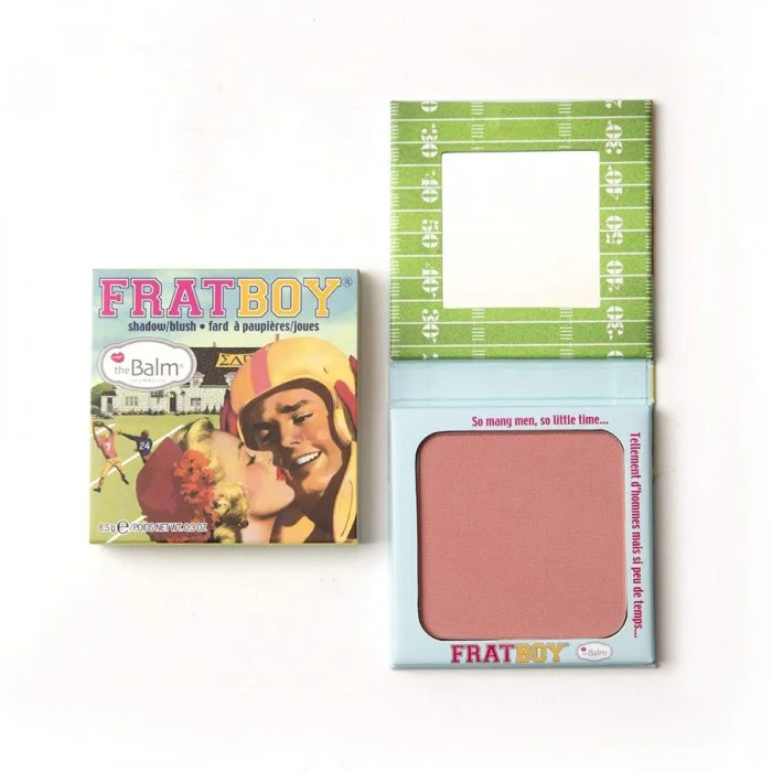 بودرة ظلال العيون وأحمر الخدود من ذا بالم فرات بوي ستتيح لك Shadow and Blush من TheBalm ، بجزيئاتها العاكسة للضوء ، جذب الانتباه بالطريقة التي تريدها وستضيف ملمسًا ناعمًا بالإضافة إلى الكمية المناسبة من اللون لإكمال مظه | فييلا بيوتي ذا بالم بودرة ايشادو وبلاشر فرات
