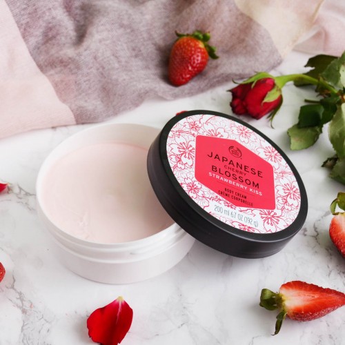 The Body Shop Japanese Cherry Blossom Strawberry Kiss Body Cream 200Ml The Body Shop Japanese Cherry Blossom Strawberry Kiss Body Cream 200Ml