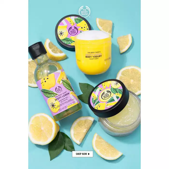 انزلق على القليل من زبادي الجسم الخفيف الخاص بنا Zesty Lemon. إنه شعور منعش للغاية ورائحته زنجية تبعث على السخرية. ويمتص على الفور ل 48 ساعة من الرطوبة. مصنوع من مقتطفات من الليمون المتكتل ، إنه علاج مثالي للحفاظ على الأ | فييلا بيوتي انزلق على القليل من زبادي الجسم