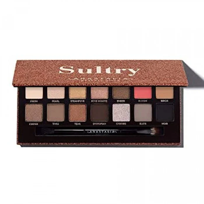 A fourteen-colour eyeshadow palette. With an array of cool-toned metallic and matte finishes, Sultry Eyeshadow Palette can be used to create a multitude of smouldering effects. From coral pink to topaz brown and bronz | Veela Beauty A fourteen-colour eyeshadow palette | فييلا بيوتي
