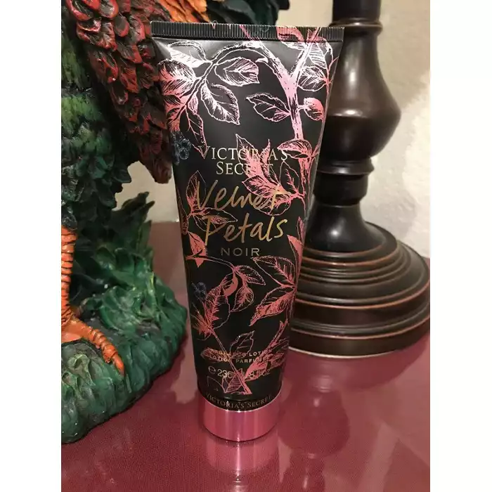 Get decadent. A rich, intense twist gives a dark edge to your favorite scents. Smooth on the lotion, then finish with Mist for a longer-lasting fragrance experience. | Veela Beauty Get decadent | فييلا بيوتي