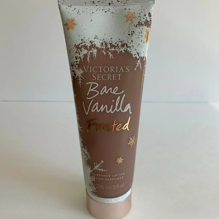 لوشن Bare Vanilla المفضل لديك في إصدار Chilly Limited Editionرائحة ناعمة على غسول الجسمسكر اسود. نعناع طازج. الفانيليا العارية على الجليد | فييلا بيوتي لوشن Bare Vanilla المفضل لديك في إصدار