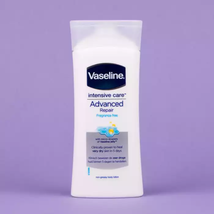 يرطب لوشن الجسم Vaseline® Intensive Care ™ Advanced Repair المرطب المعطر بعمق لتهدئة البشرة الجافة وتركها ناعمة الملمس. لوشن ترطيب خفيف وسريع الامتصاص مع ملمس غير دهني. استخدم لوشن أو كريم Vaseline® يوميًا للحصول على عنا | فييلا بيوتي يرطب لوشن الجسم Vaseline® Intensive Care ™