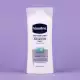 يرطب لوشن الجسم Vaseline® Intensive Care ™ Advanced Repair المرطب المعطر بعمق لتهدئة البشرة الجافة وتركها ناعمة الملمس. لوشن ترطيب خفيف وسريع الامتصاص مع ملمس غير دهني. استخدم لوشن أو كريم Vaseline® يوميًا للحصول على عنا | فييلا بيوتي يرطب لوشن الجسم Vaseline® Intensive Care ™